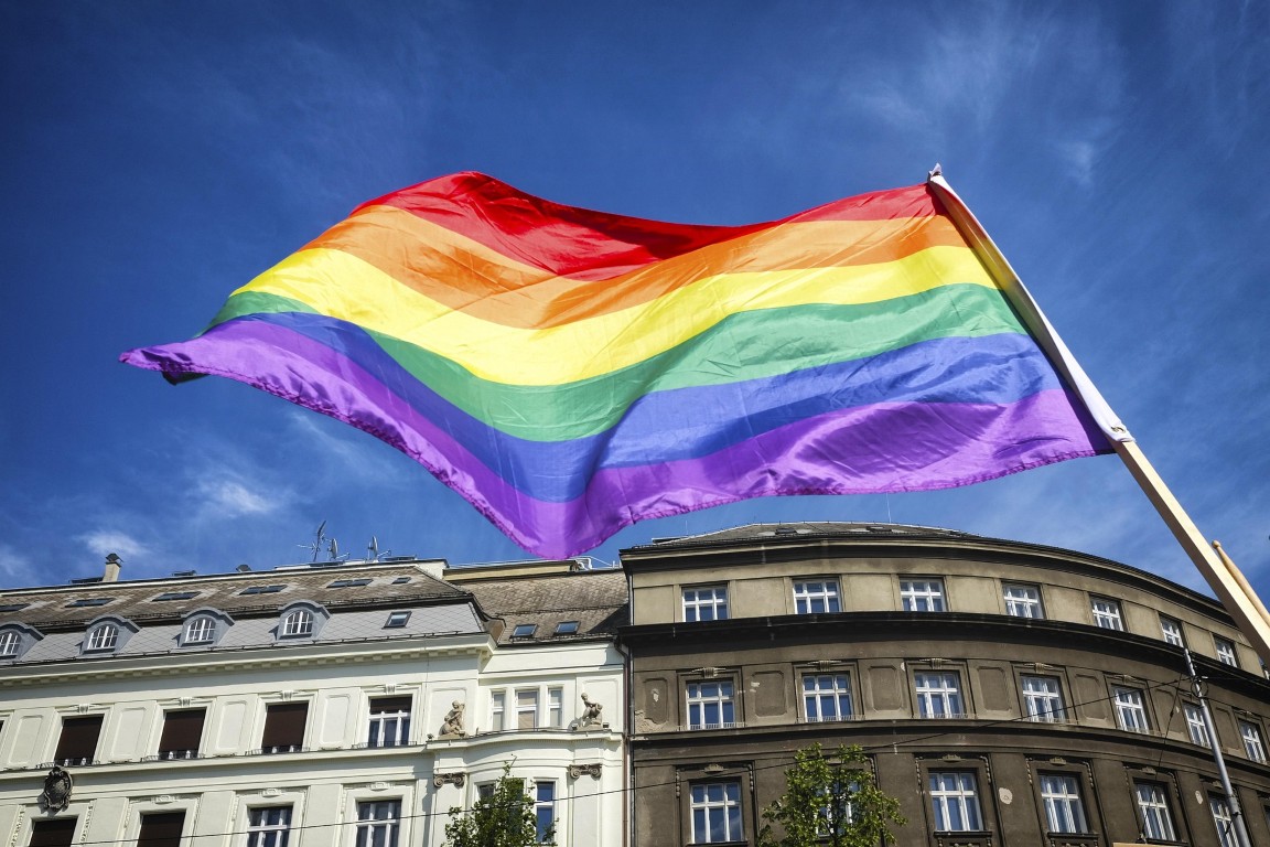 Regnbågsflagga mot blå himmel